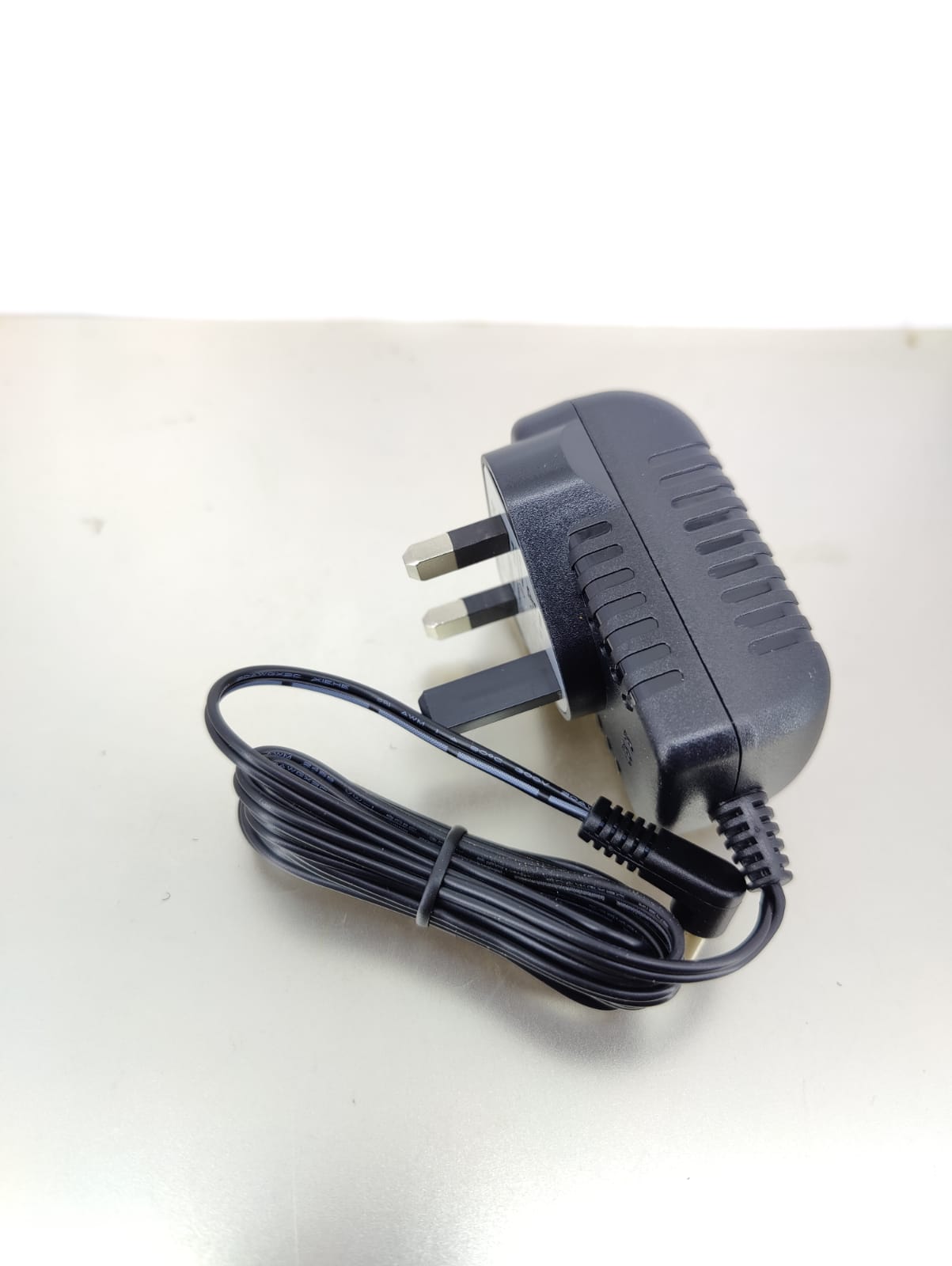 5V 2.5A Universal AC/DC Power Adapter with UK plug and 5.5x2.1mm DC output connector.