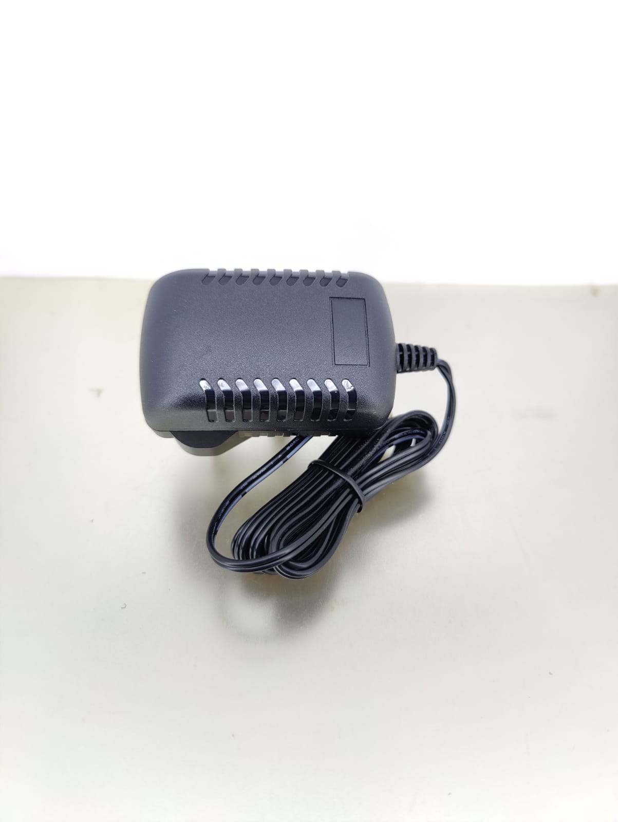 5V 2.5A universal AC/DC power adapter with 5.5x2.1mm plug, ideal for low-voltage electronics.