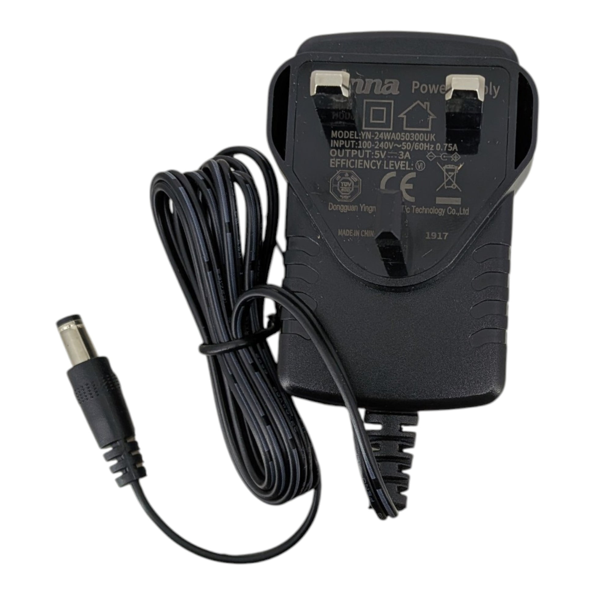 5V 3A AC/DC 電源適配器規格標籤特寫。輸出穩定安全，適合工程採購及 STEM 教材專案。