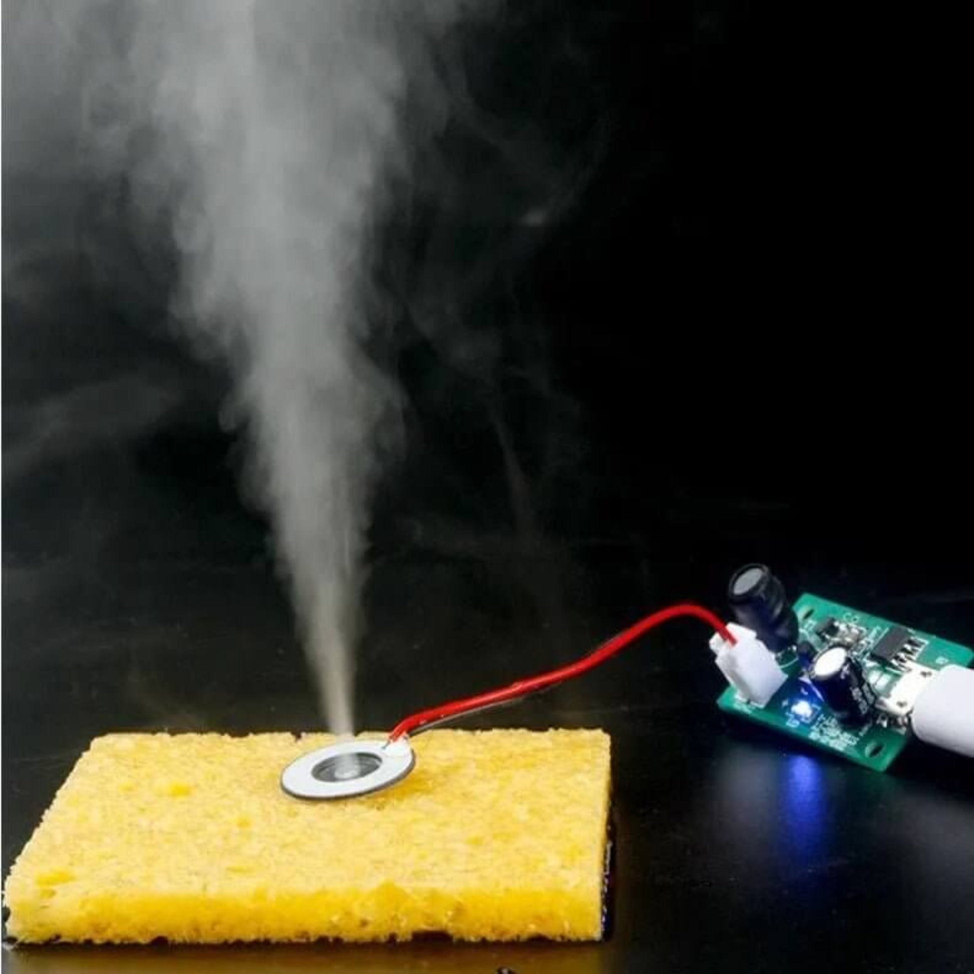 5V Type-C humidifier module spraying fine ultrasonic mist from a sponge.