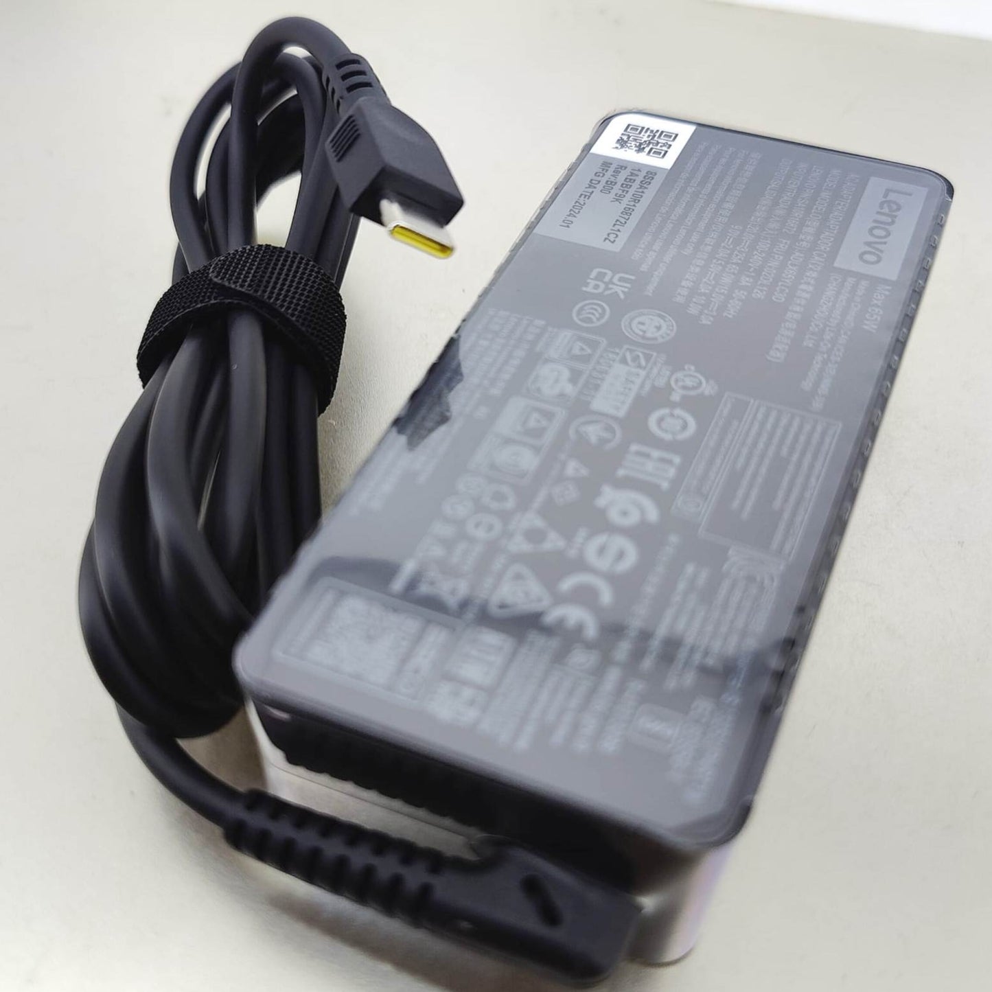 Detail of the USB Type-C connector tip, compatible with Lenovo ThinkPad, Yoga, and Nintendo Switch devices.