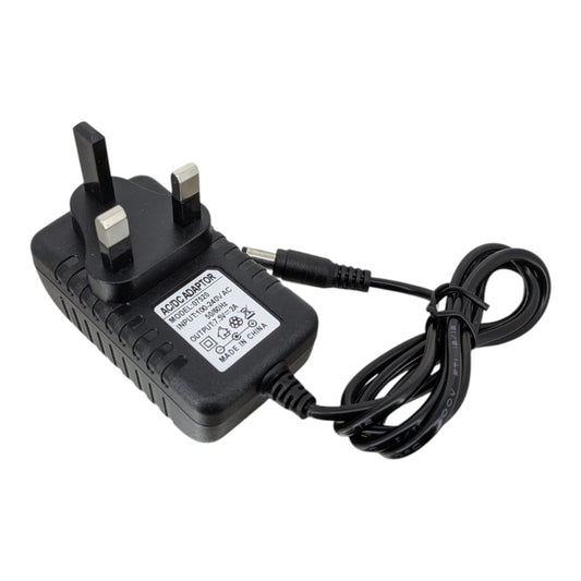 7.5V 2A 火牛正面特寫，清晰展示符合香港安全規格的英規三腳插頭及 5.5x2.1mm 直流電插頭。