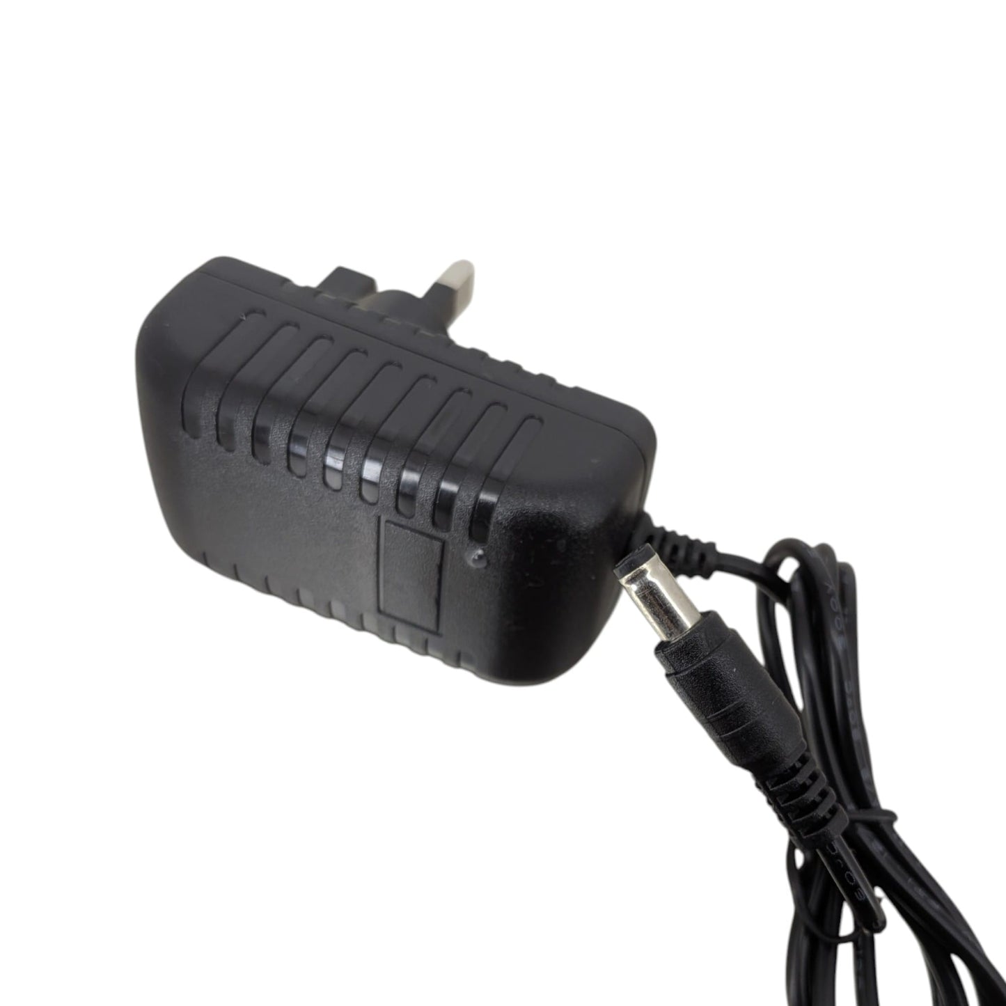 7.5V 2A 電源適配器側面圖，展示耐用的連接線及業界標準的 5.5mm x 2.1mm 帶線插頭。