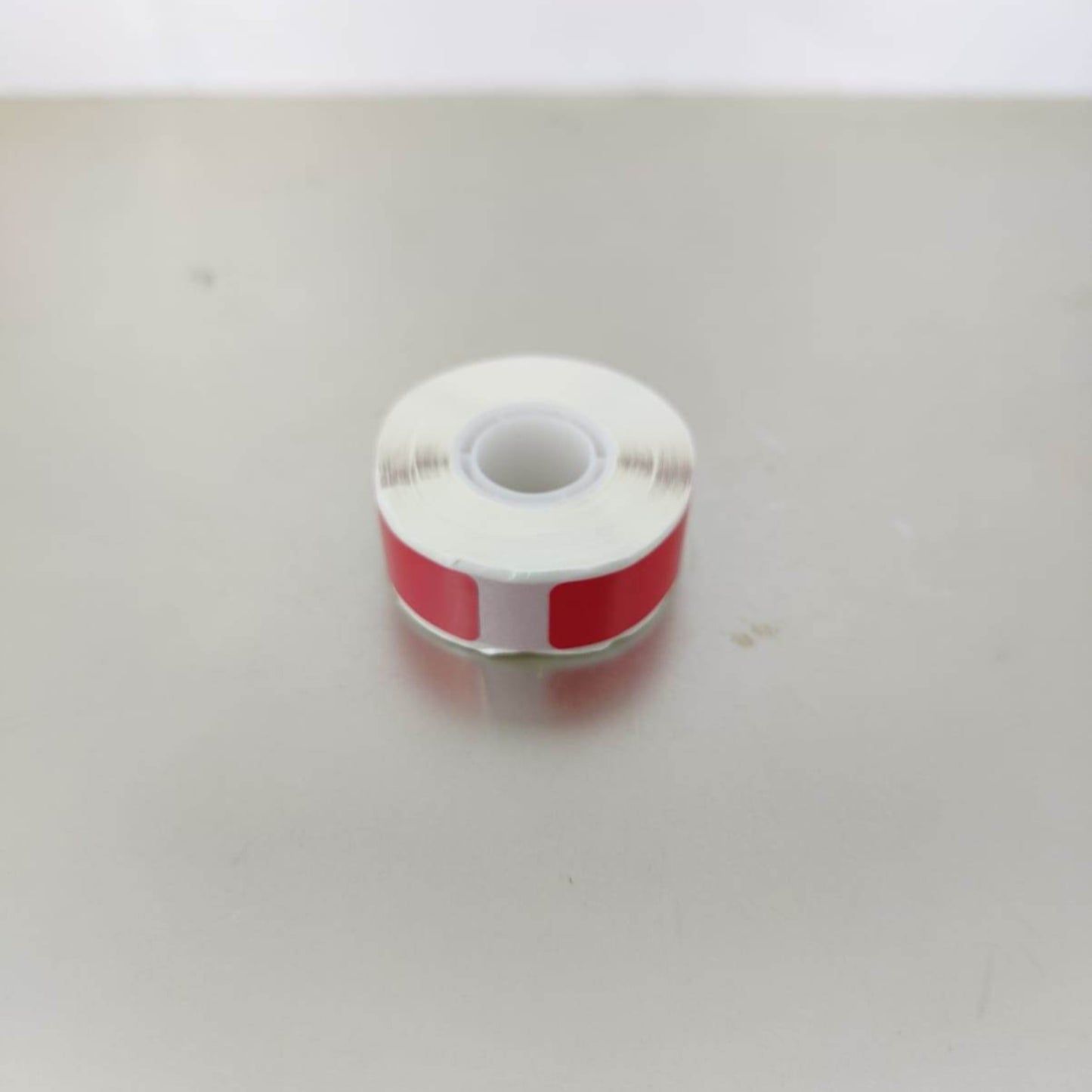 P15 red thermal label stickers, 12x40mm, ideal for organization, aesthetic and practical.