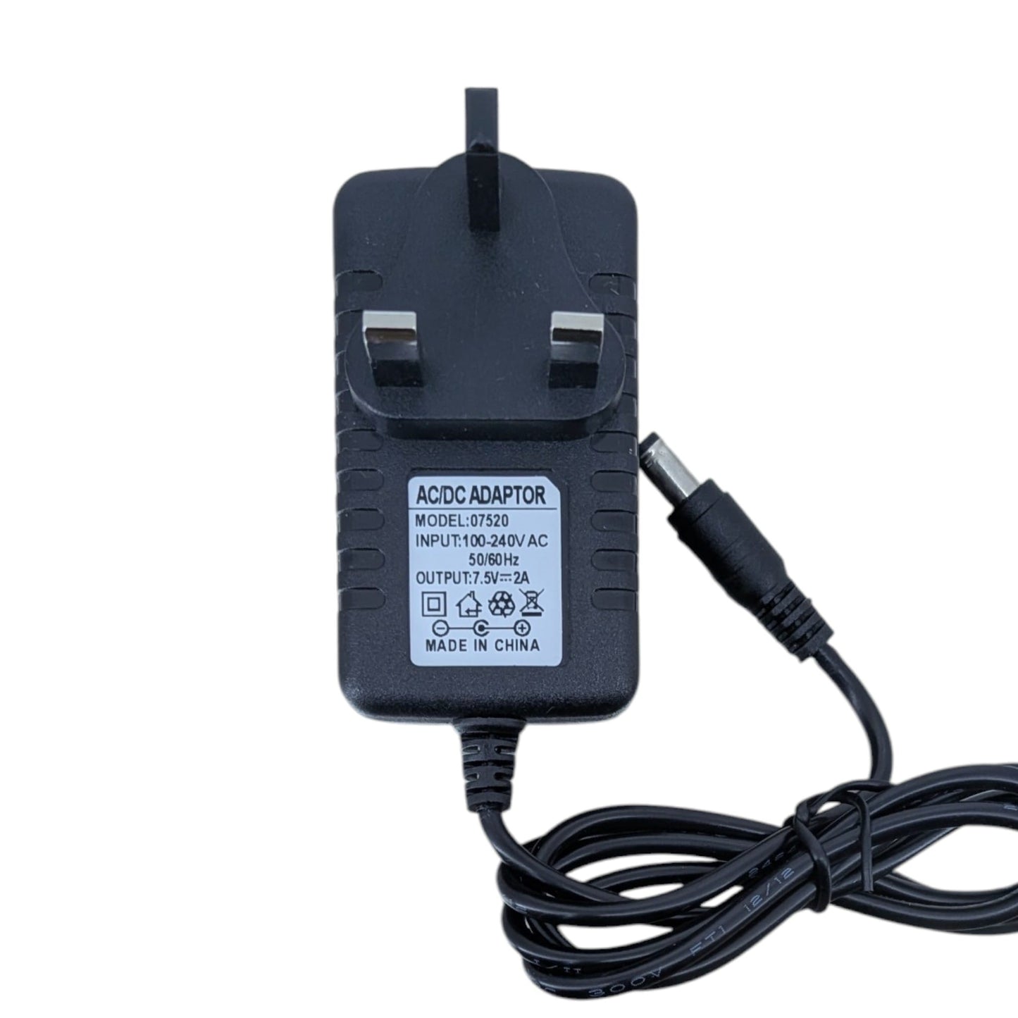 火牛背面的規格標籤，清晰列明支援 100-240V 輸入、7.5V 2A 輸出及內正外負的極性標誌。