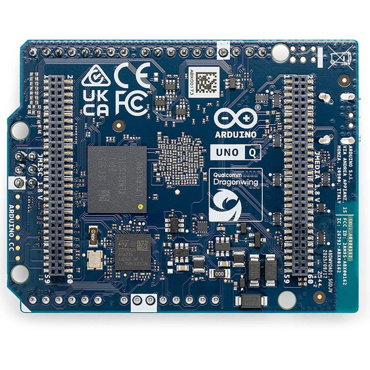 Arduino UNO Q 開發板底部視角，突顯其 32GB eMMC 儲存晶片及高密度擴展接口。