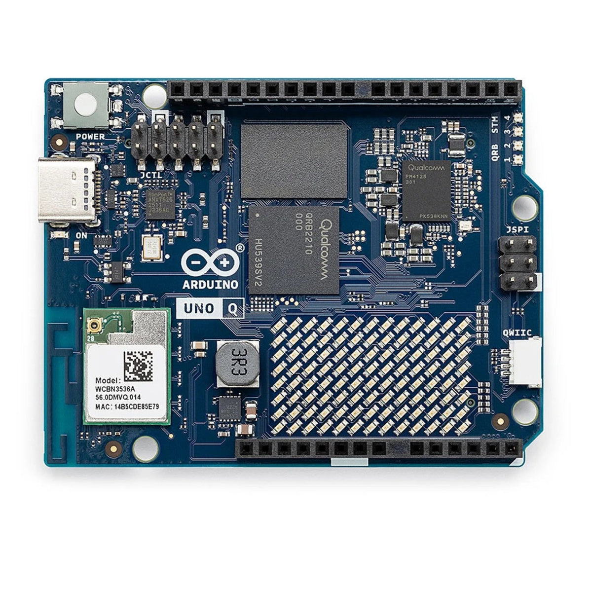 Arduino UNO Q 上的 Qualcomm Dragonwing QRB2210 四核處理器及記憶體模組特寫。