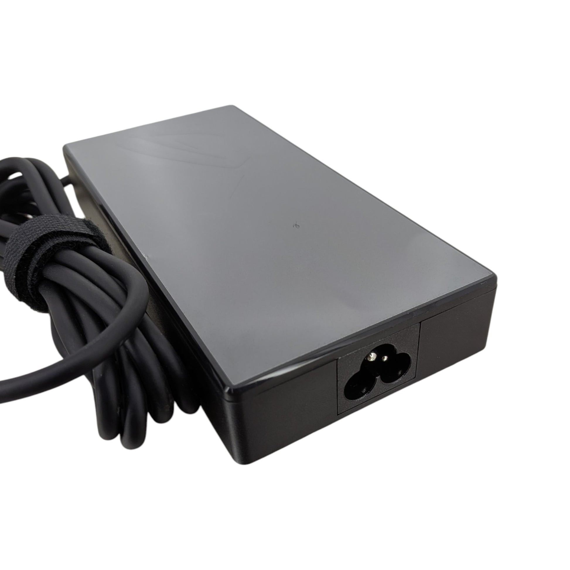 ASUS 120W 手提電腦充電器背面，顯示標準三腳梅花電源插座。深水埗實體店提供即場測試，確保運作正常，買得安心。