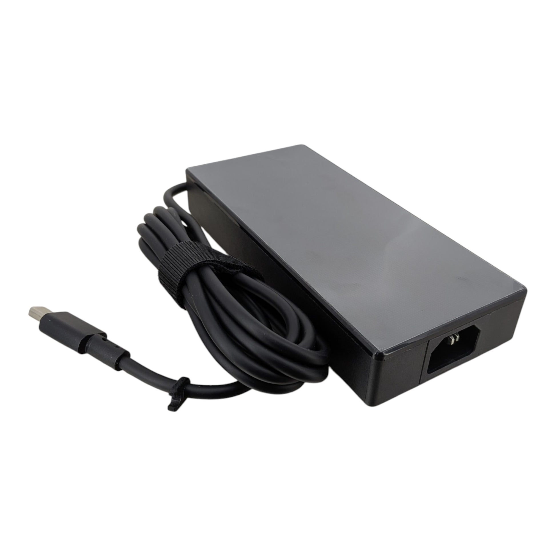ASUS 240W 原裝火牛背面及 AC 電源線插口視圖。新昌電腦門市歡迎客人帶同筆電，到店即場測試火牛充電效能。