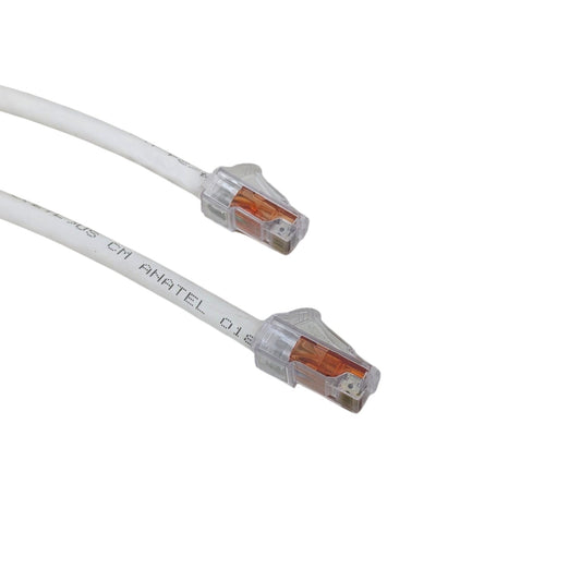 白色的 CommScope Cat6 24AWG U/UTP 網絡線，專為高要求 Gigabit 傳輸及 PoE 供電而設。