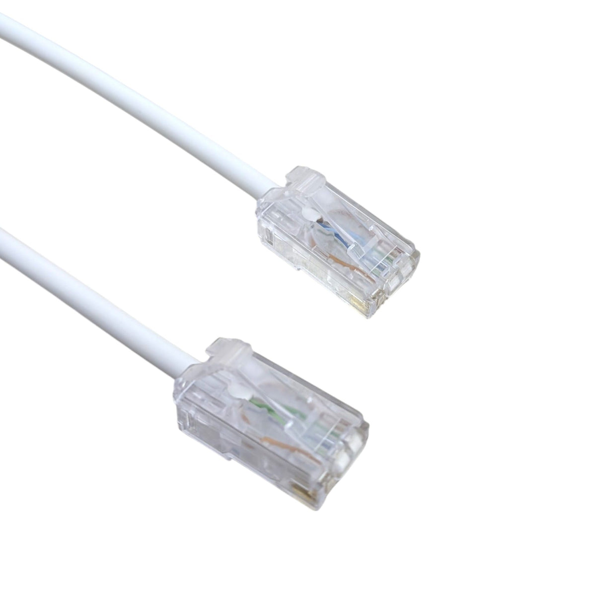 白色的 CommScope Cat6 28AWG 極幼網絡線，專為高密度伺服器機櫃理線而設。