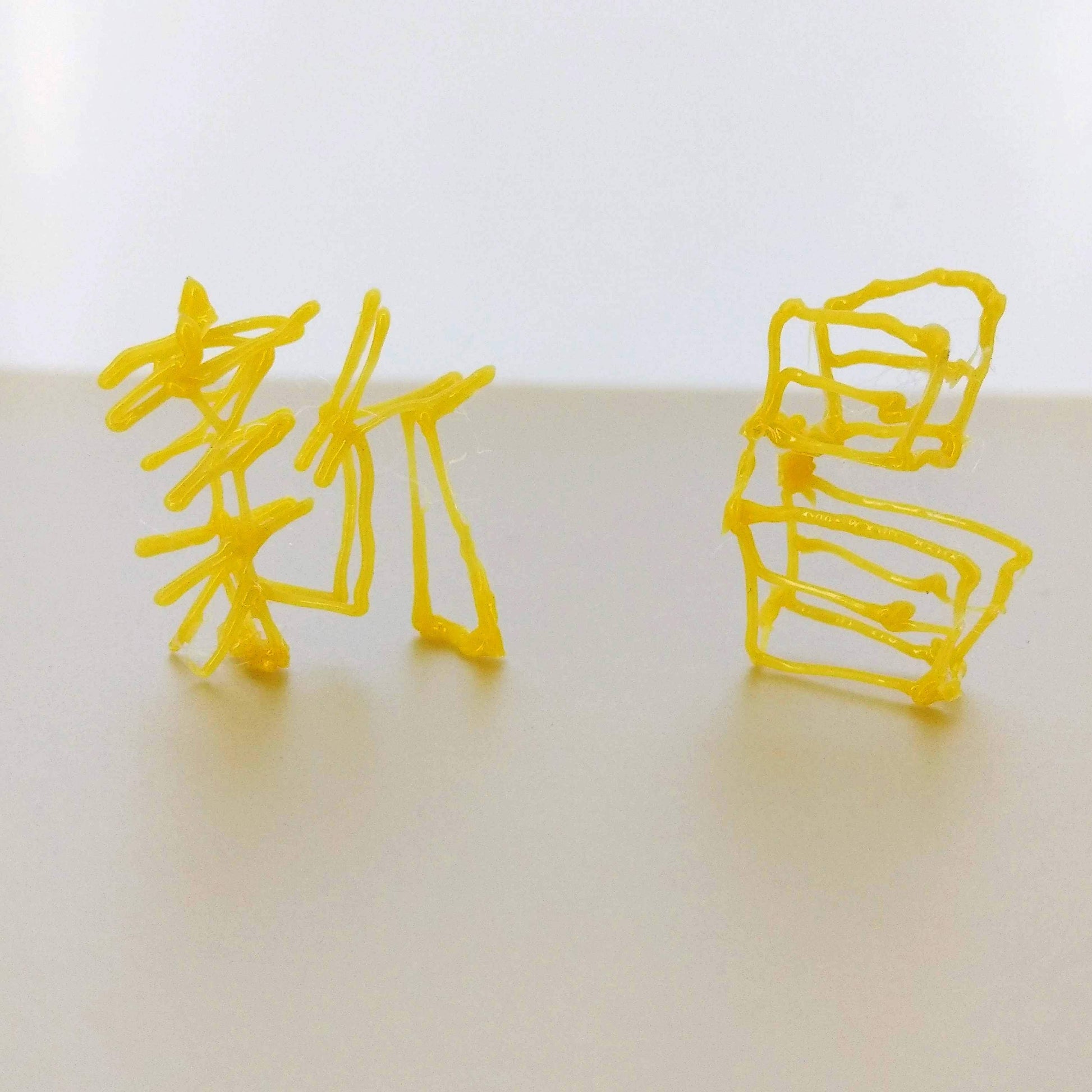 黃色1.75mm PLA膠絲3D打印筆作品，展示新昌立體字樣，STEM教學玩具實物示範。