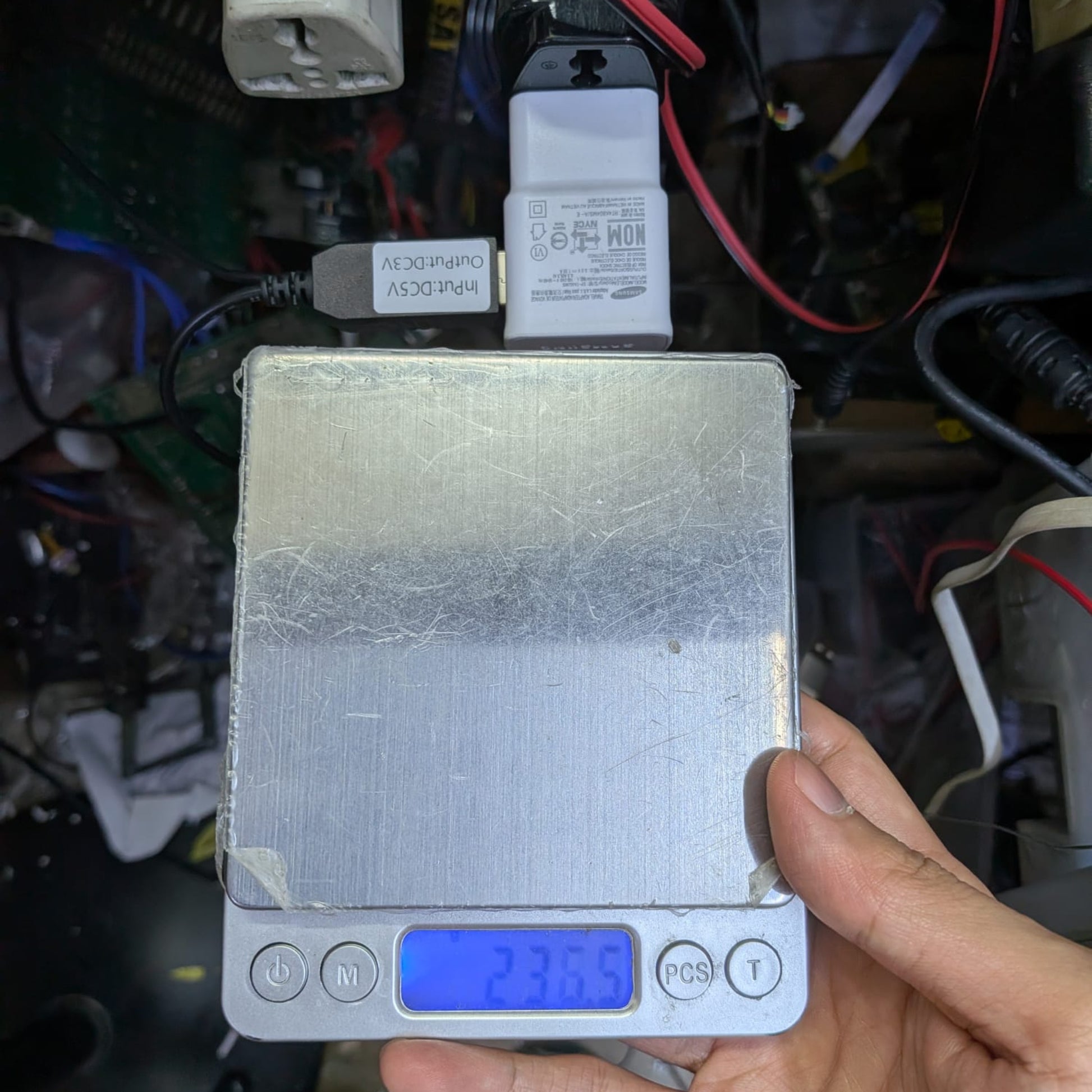 假電池供電成功運作示範。穩定輸出不傷底板，適合家用或工程採購。深水埗20年老字號信譽保證。