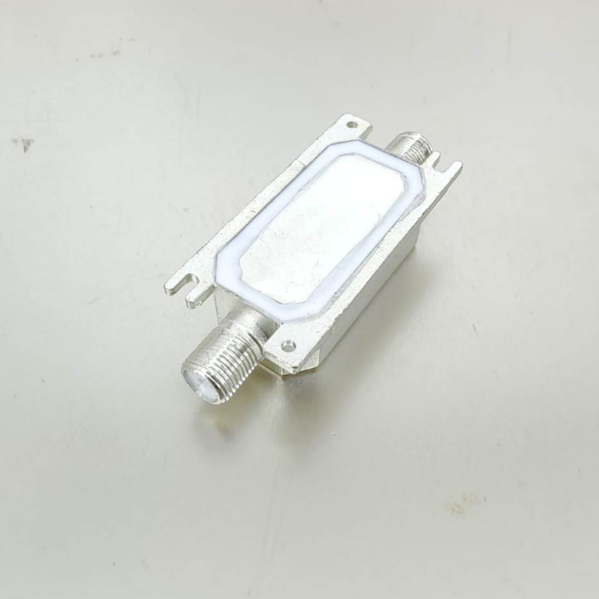 體積僅 68x26x16mm 的 8仔 LBF-700E 金屬外殼，設計輕巧，適合室內隱藏安裝。