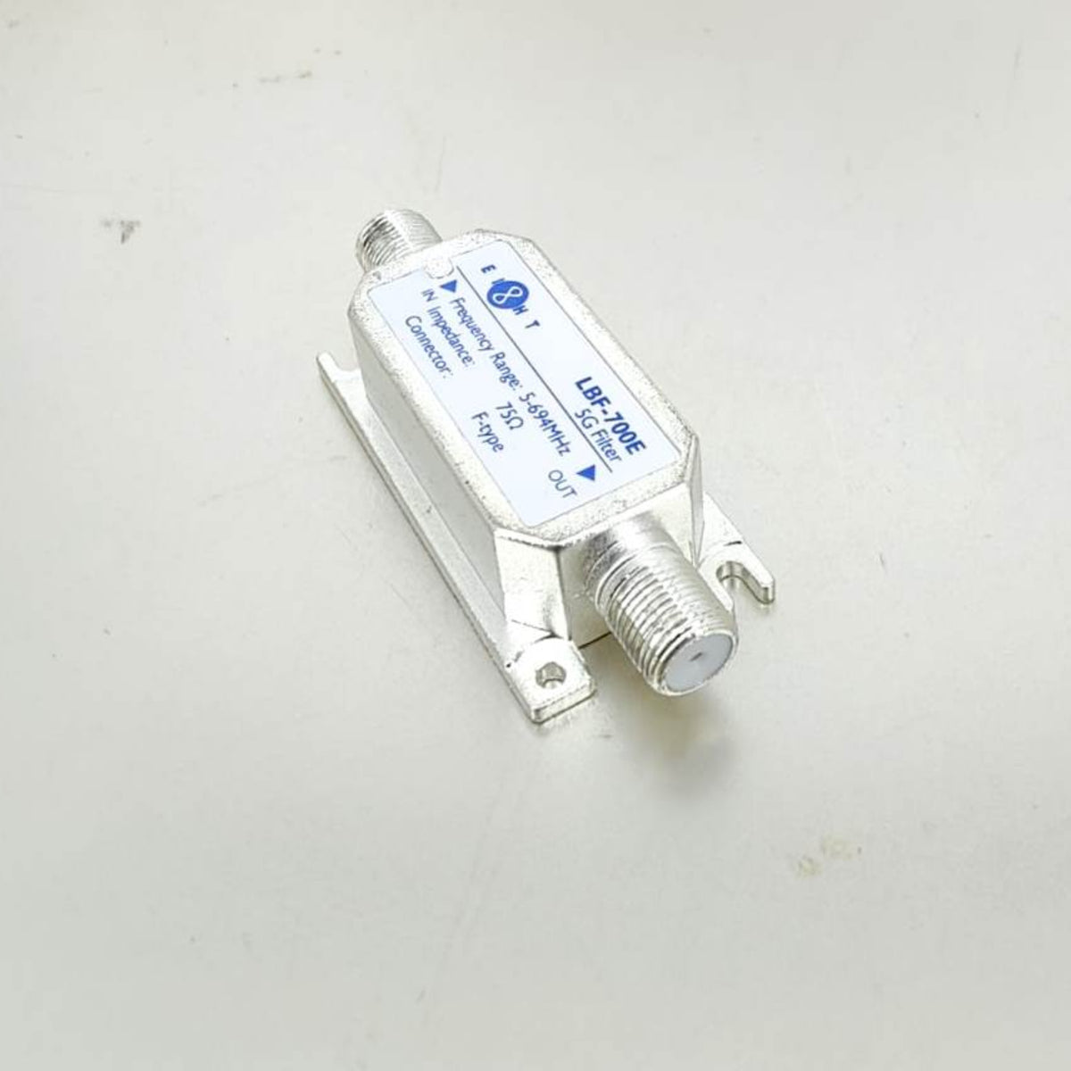 5G 過濾器兩端的標準 F 型螺絲接頭特寫，完美兼容香港常見的同軸天線。