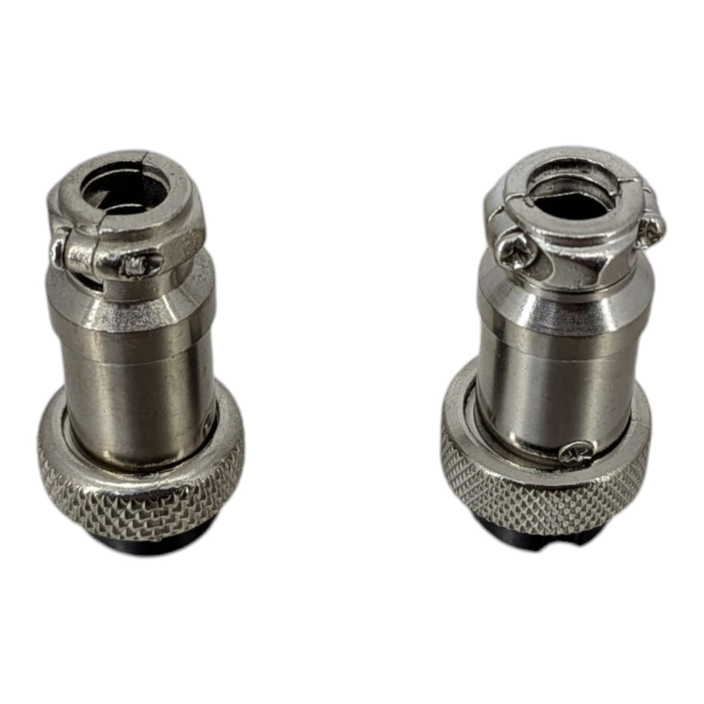 站立放置的 GX16 航空插頭，具備耐用金屬外殼與尾部防護。