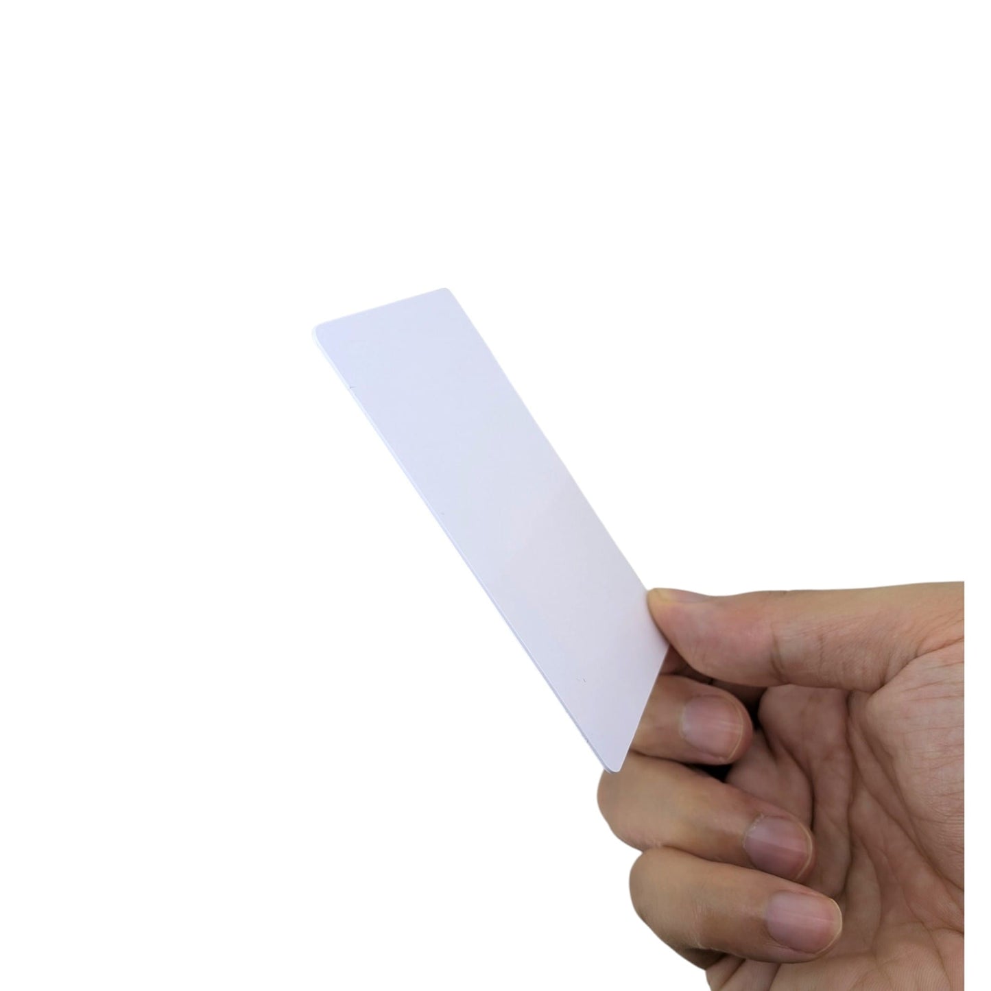單手握持空白智能感應咭，展示其 8.6cm x 5.4cm 的標準信用卡尺寸，適合各類門禁拍卡機。