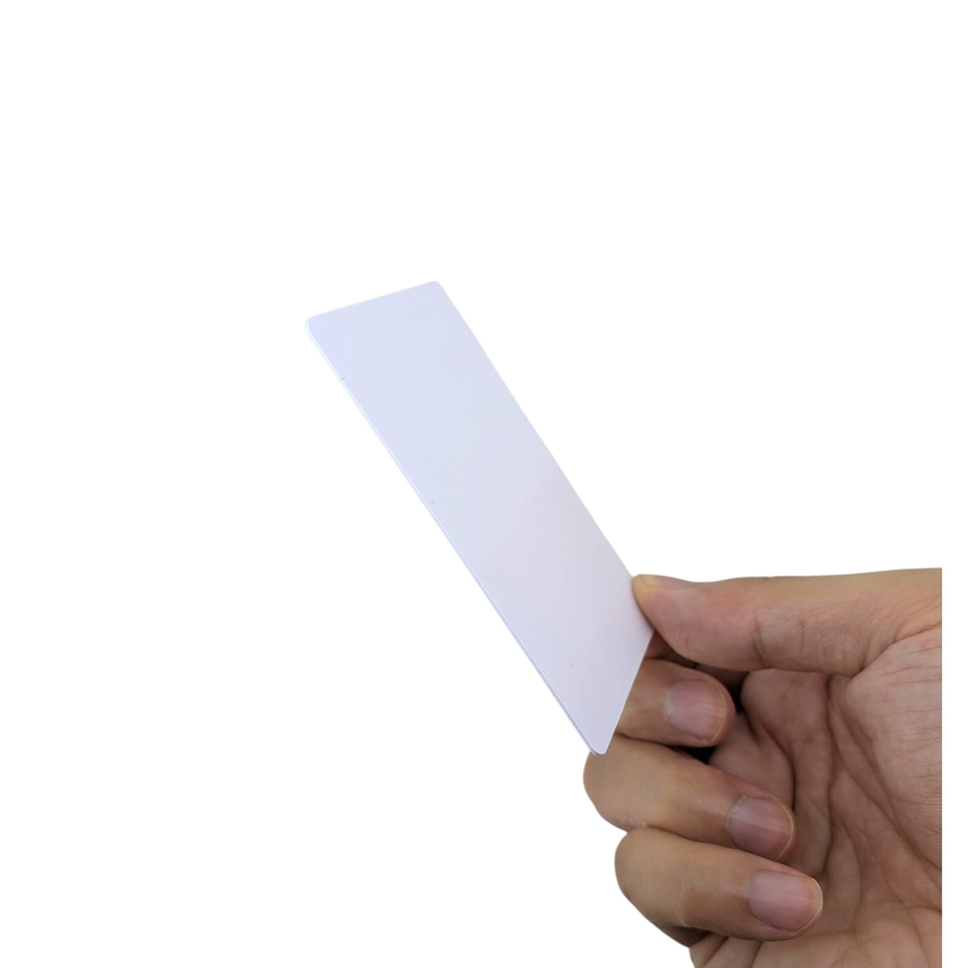 單手握持空白智能感應咭，展示其 8.6cm x 5.4cm 的標準信用卡尺寸，適合各類門禁拍卡機。