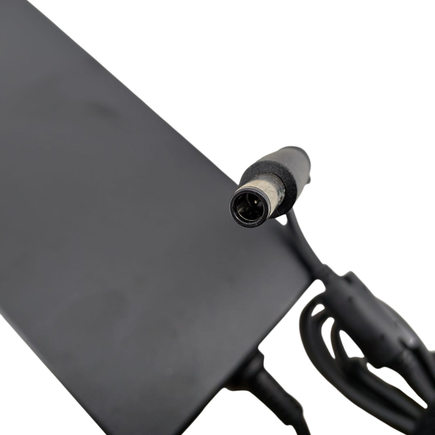 HP 火牛專用的 7.4x5.0mm 帶針插頭特寫，內置智能通訊針防止電腦鎖頻。