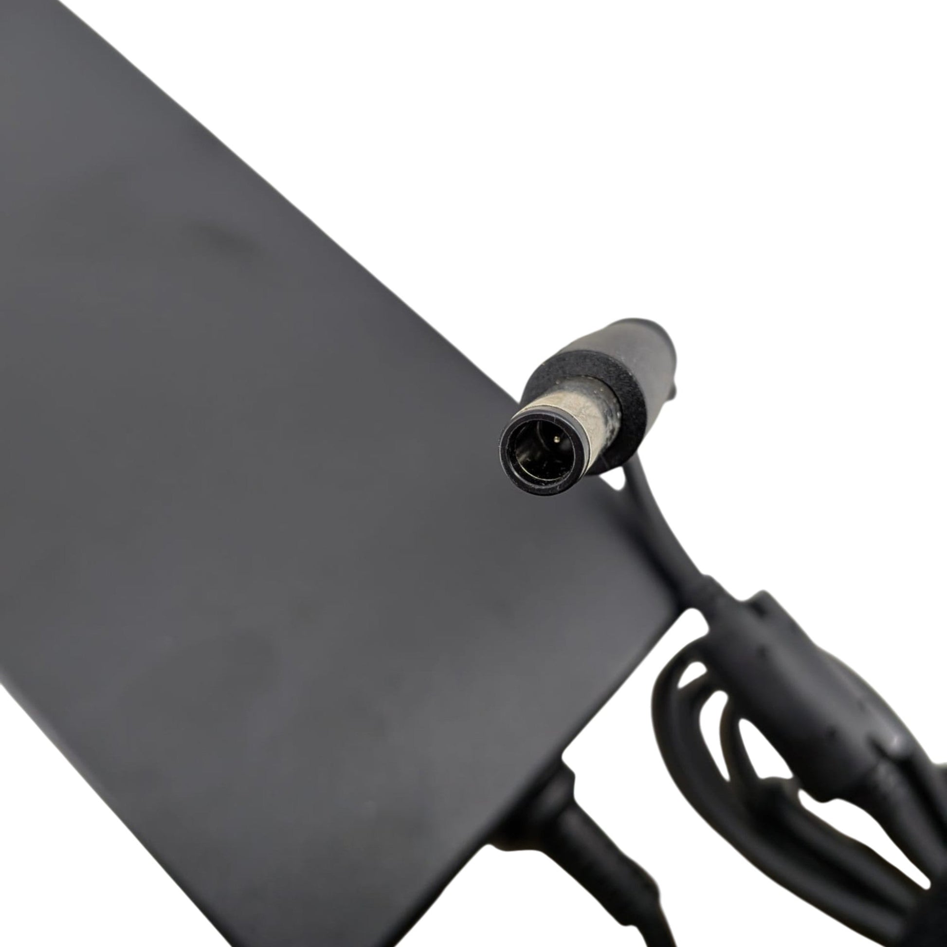HP 火牛專用的 7.4x5.0mm 帶針插頭特寫，內置智能通訊針防止電腦鎖頻。