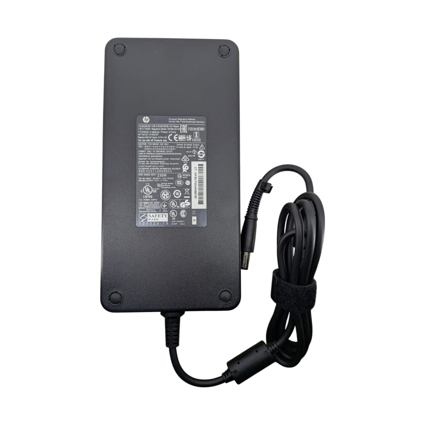 OEM 火牛底部的規格標籤，清晰顯示 19.5V 11.8A 的強勁輸出及各項安全認證。