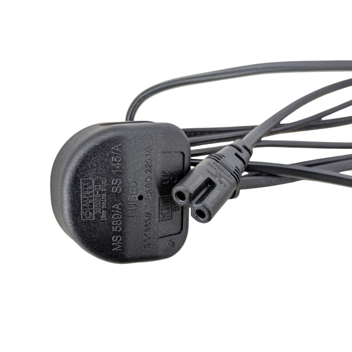 E-JUN EL-703 IEC C7 8 字接頭特寫，標示其支援最高 2.5A 及 250V 的電力輸出。