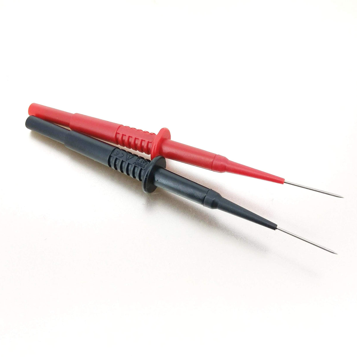 紅黑萬用錶穿刺探針，手柄上清晰印有 1000V CAT II 的安全規格標示。