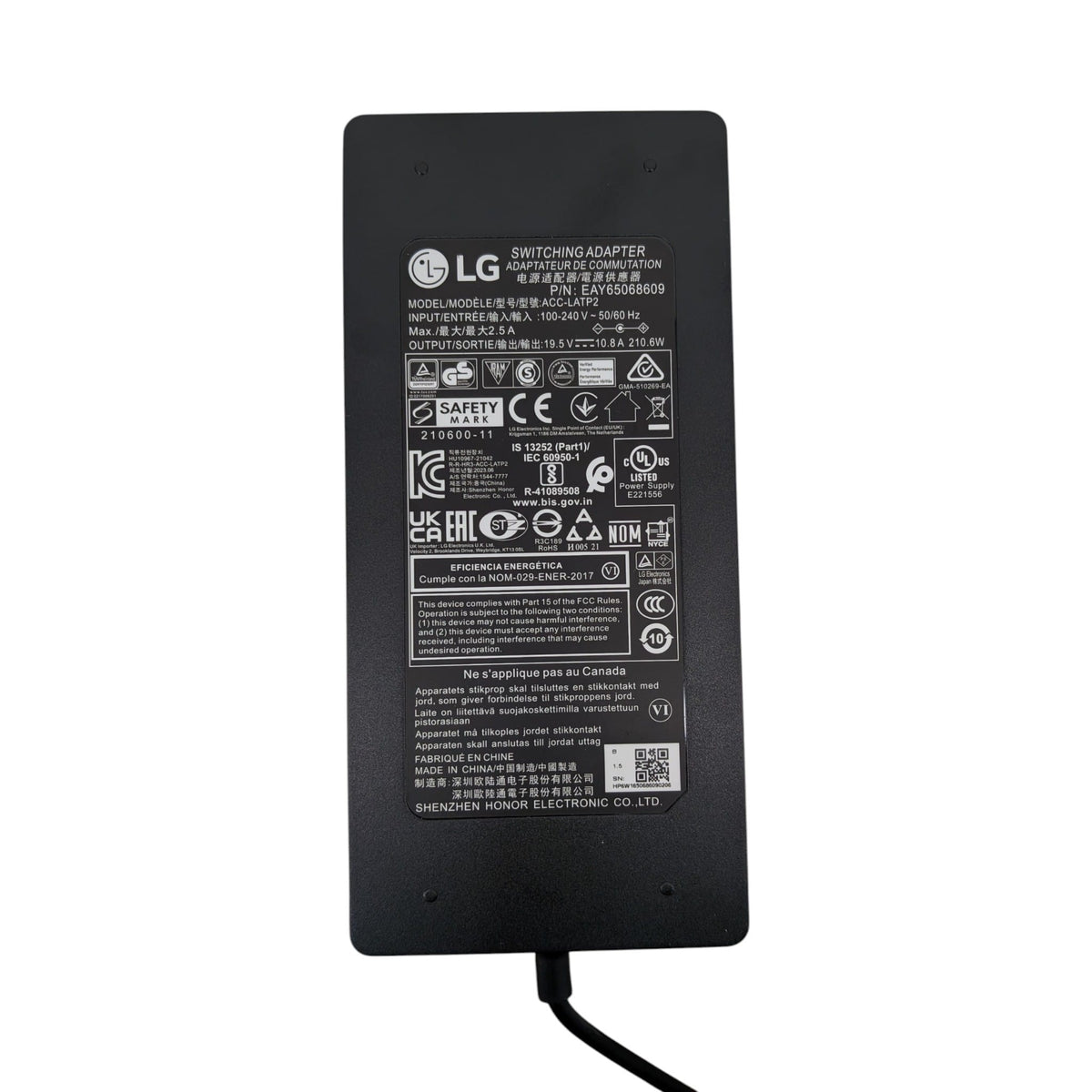 LG ACC-LATP2 火牛規格標籤特寫，清晰顯示 19.5V 10.8A (210.6W) 輸出功率、型號 EAY65068609 及多項國際安全認證。