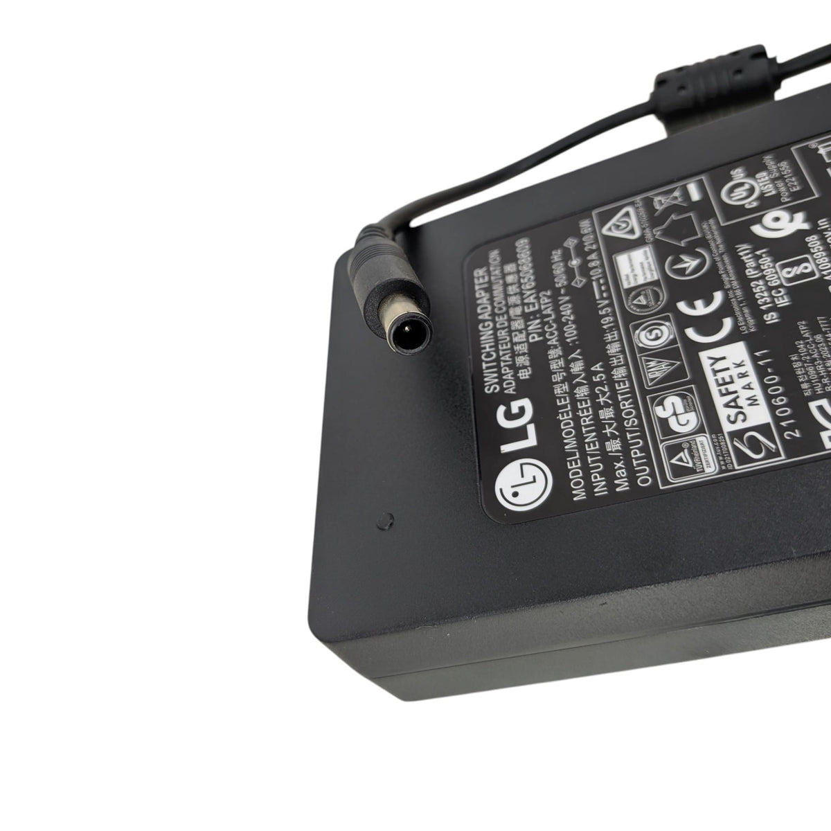 LG 原廠級火牛的 DC 輸出插頭特寫，清晰展示專為 LG 電視及顯示器而設的 6.5x4.4mm 帶中心針 (Center Pin) 設計。
