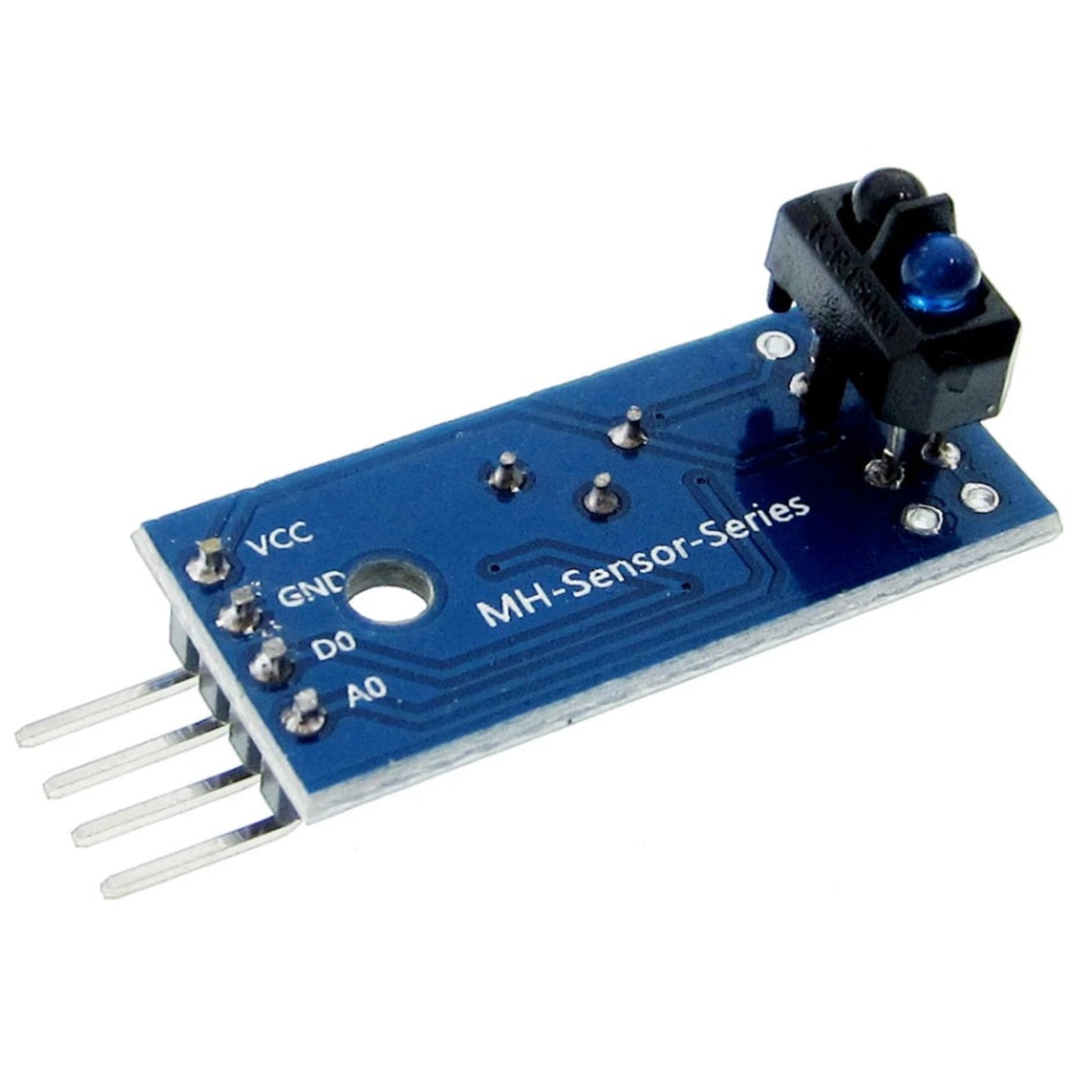 板載 LM393 寬電壓比較器晶片微距圖，確保 Arduino 接收到穩定無雜音的數碼訊號。