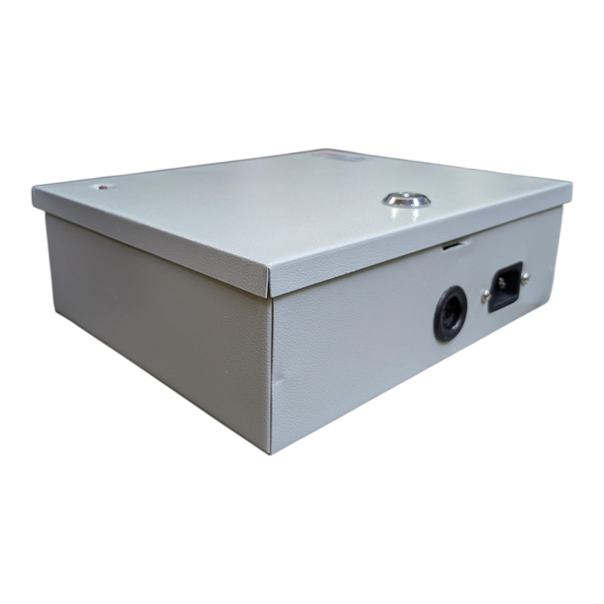 灰色的金屬防盜鎖箱外觀，底部設有標準的 IEC C14 電源輸入插口，設計安全實用。