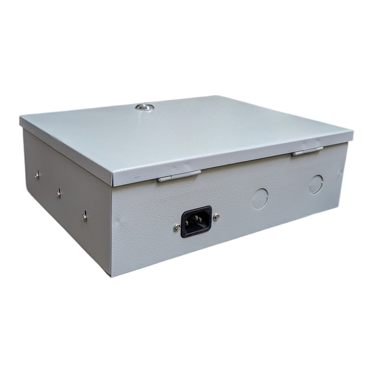 灰色的金屬防盜鎖箱外觀，底部設有標準的 IEC C14 電源輸入插口，設計安全實用。