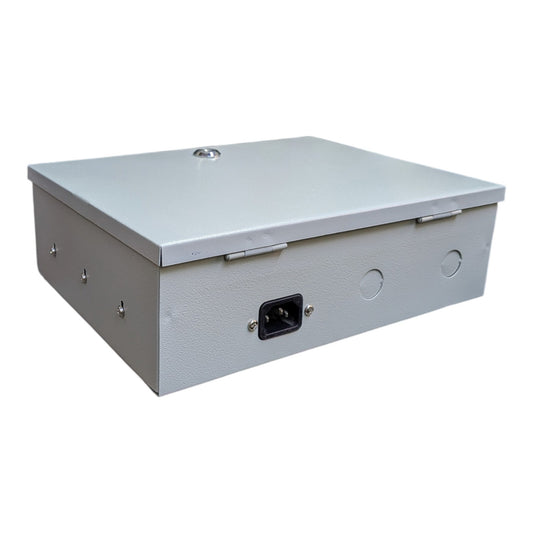 灰色的金屬防盜鎖箱外觀，底部設有標準的 IEC C14 電源輸入插口，設計安全實用。