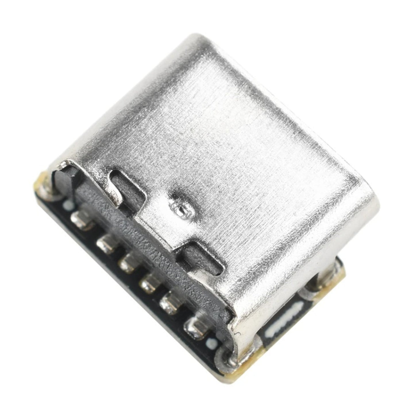 Type-C 充電模組的傾斜特寫鏡頭，展現其堅固的金屬外殼及極簡設計美學。