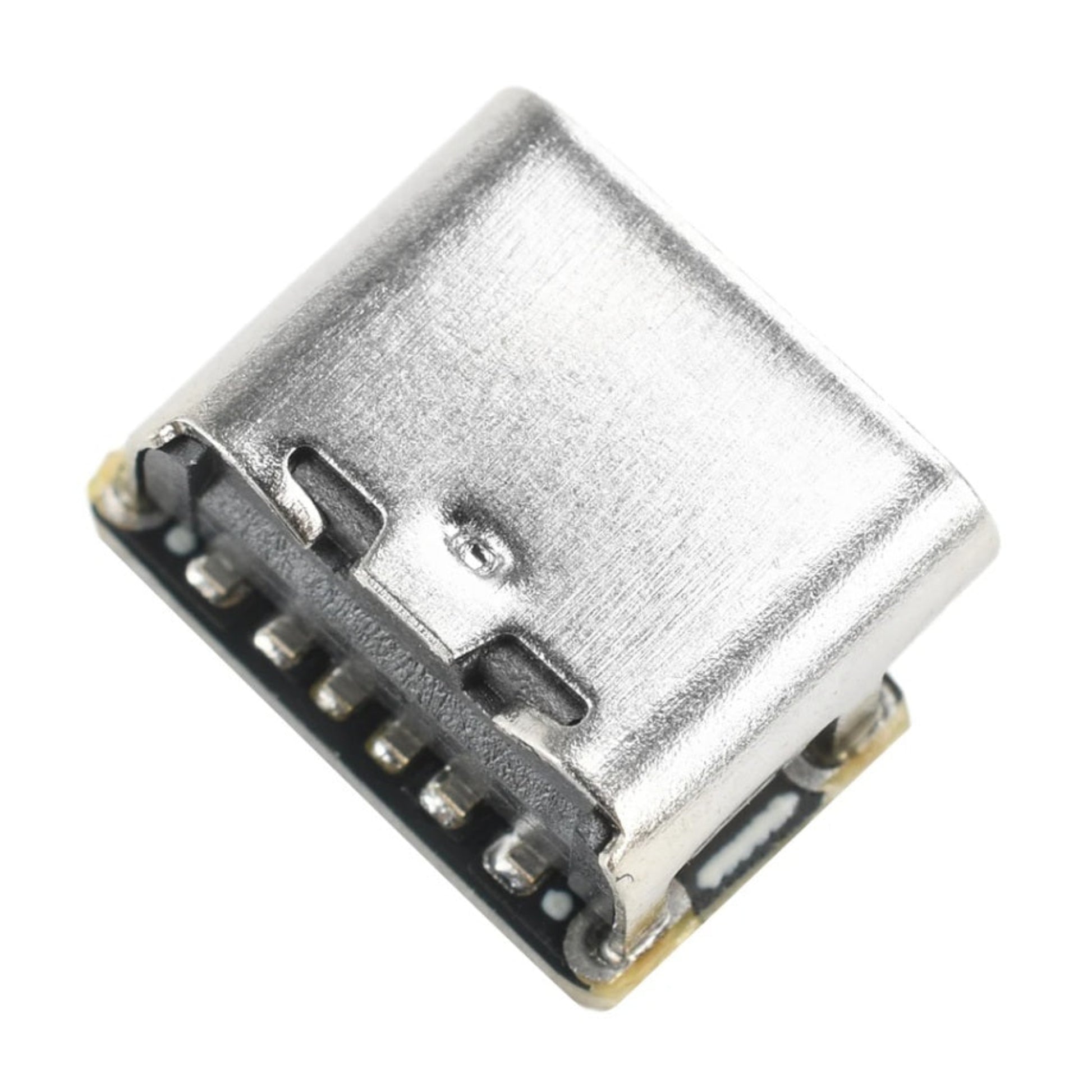 Type-C 充電模組的傾斜特寫鏡頭，展現其堅固的金屬外殼及極簡設計美學。