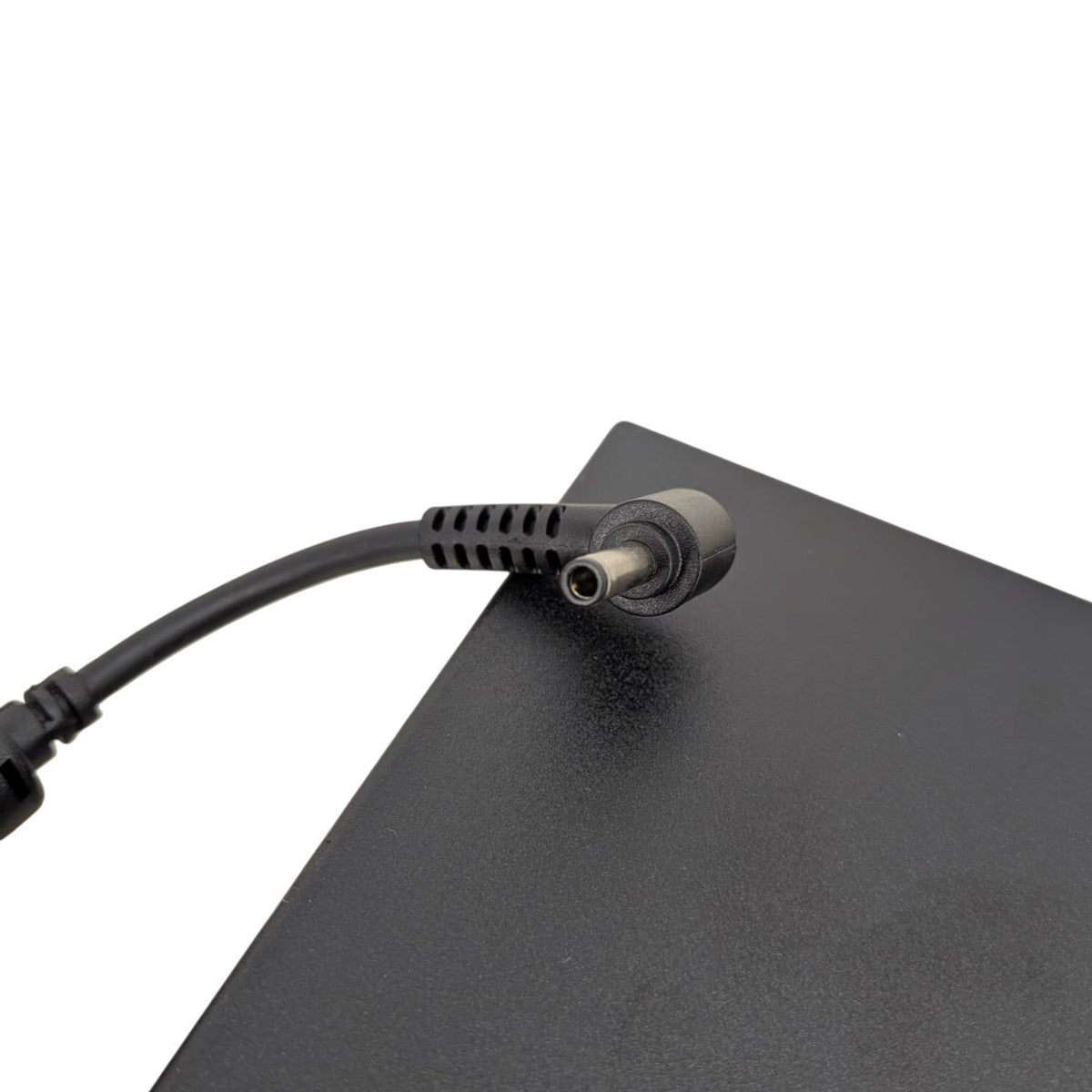 特寫 MSI 火牛 4.5x3.0mm 帶針 DC 接頭。如不確定愛機的接頭規格，門市技術團隊可提供即場配對與支援。