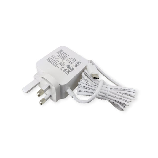 官方 Raspberry Pi 45W USB-C 電源供應器（英規插頭）主體與連接線