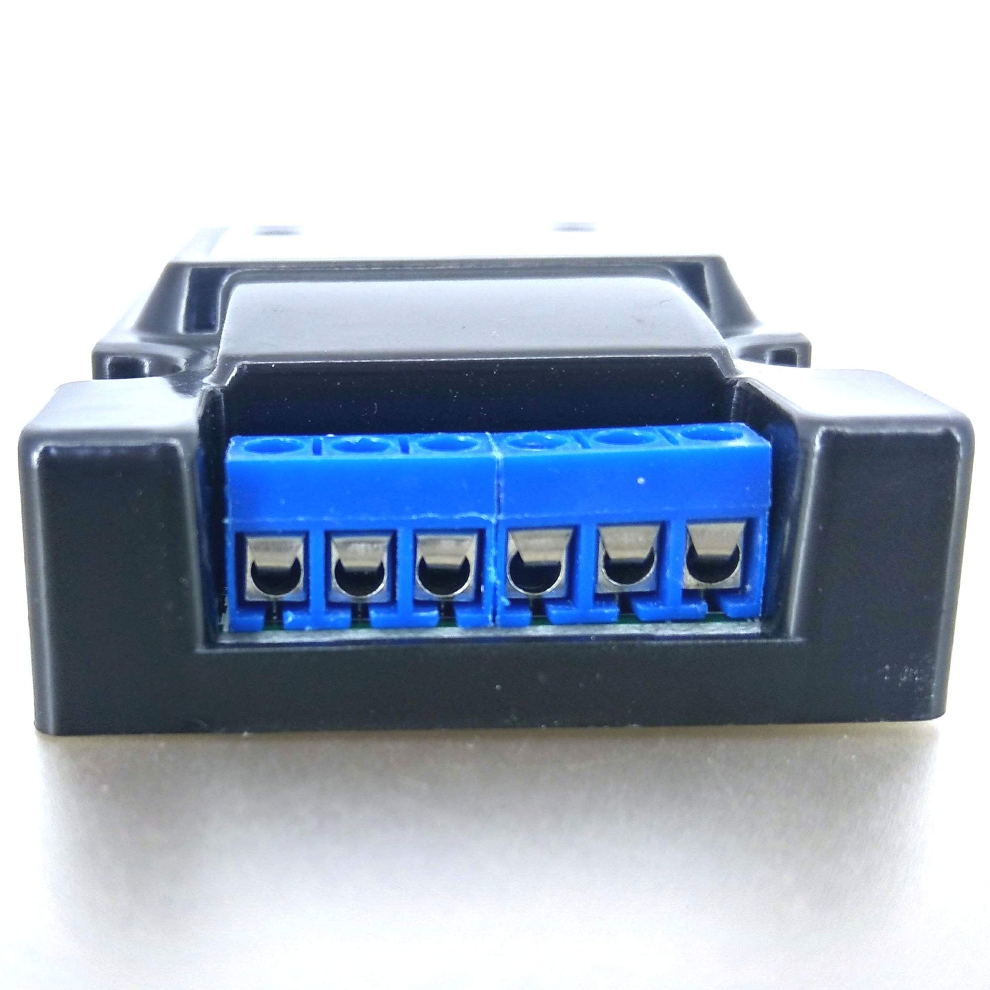OHS-3S 3S 鋰電池太陽能充電控制器底部藍色接線端子特寫，方便快速連接太陽能板及負載。