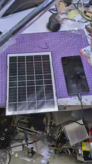 實測使用 10W Type-C 太陽能板直接為智能手機充電，實現即插即用的環保發電體驗。