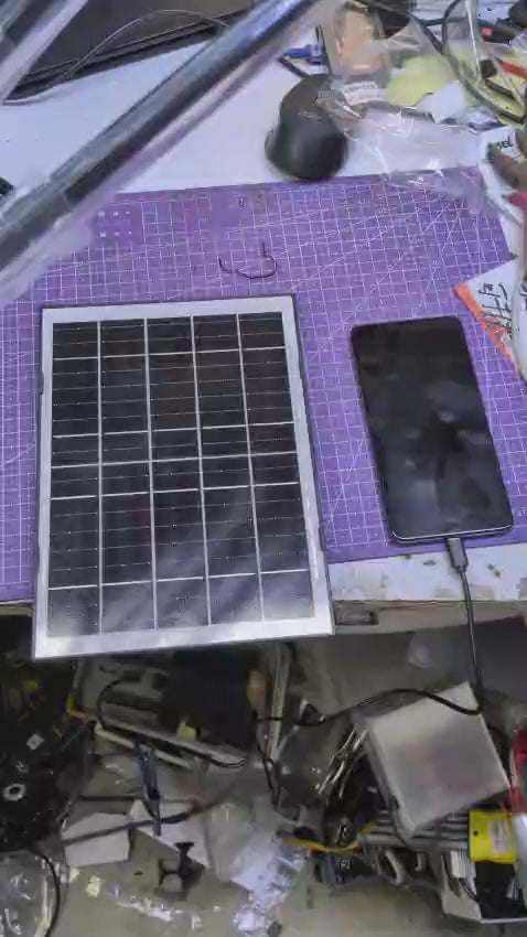 實測使用 10W Type-C 太陽能板直接為智能手機充電，實現即插即用的環保發電體驗。
