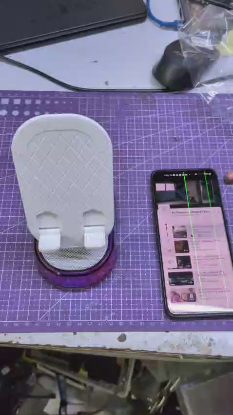 示範手機感應擴音功能，用家只需將智能手機放在防滑支架上，無需配對即可即時放大音樂。