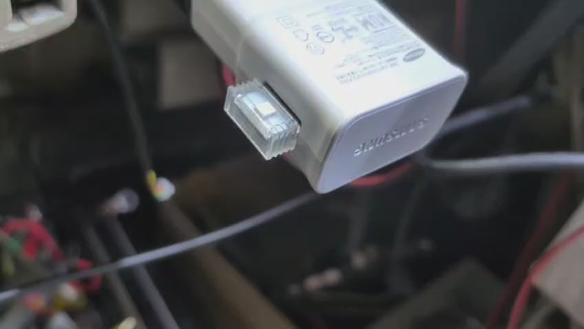 將 USB 觸控燈插在汽車中控台，散發出柔和的紫色氣氛光，提升夜間駕駛的車廂格調。