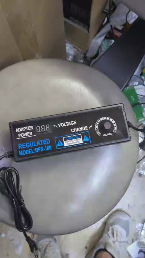 用家手動轉動可調電壓火牛上的無段式旋鈕，精準控制輸出電壓。