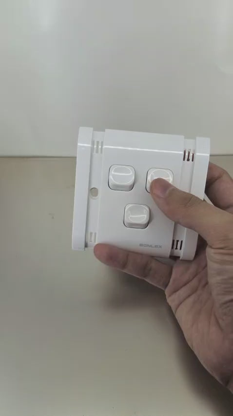 單手按下 3 位面板上的翹板開關，展示其堅固耐用的機械結構及清脆的按鍵回饋感。