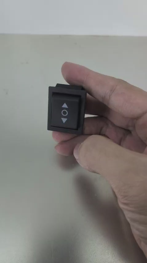 船型開關側面特寫，展示方便安裝的彈性卡扣及堅固的阻燃塑膠外殼。