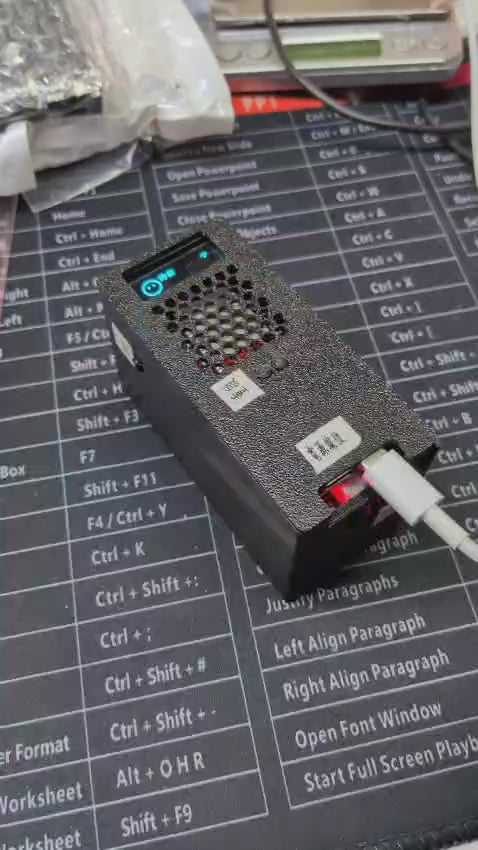 單手操作 ESP32 語音 AI 智能助手套裝，機身配備黑色 3D 打印外殼及 OLED 螢幕，完美支援香港廣東話對答。