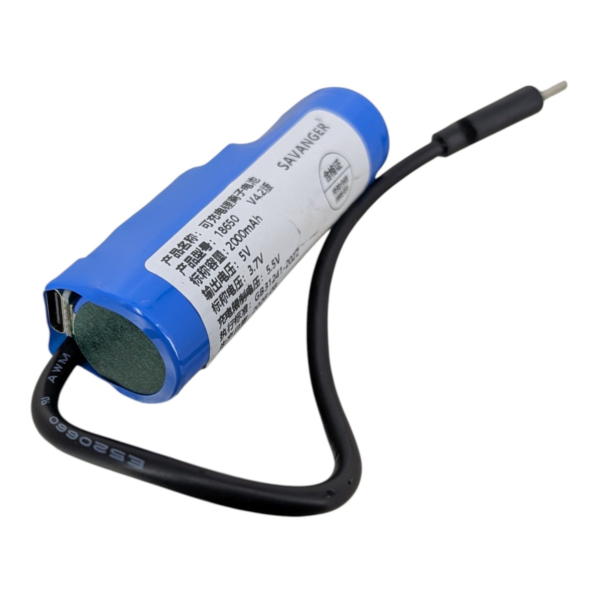 SAVANGER 18650 電池頂部特寫，展示用於日常充電的獨立 Type-C 母座，免除專用充電器。