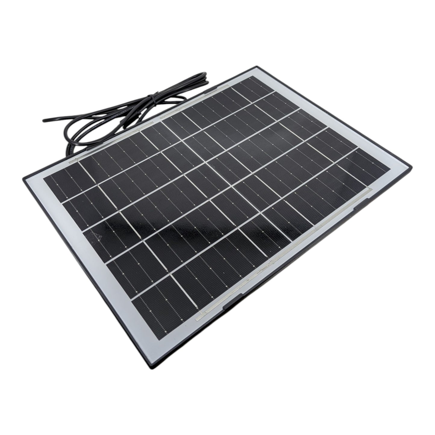 太陽能充電板配備 1.5米特長 Type-C 充電線，讓佈線更靈活，避免手機在烈日下曝曬。