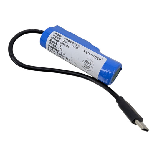 SAVANGER 18650 鋰電池，自帶 10cm Type-C 公頭接線，內置升壓電路直接輸出 5V 電力。