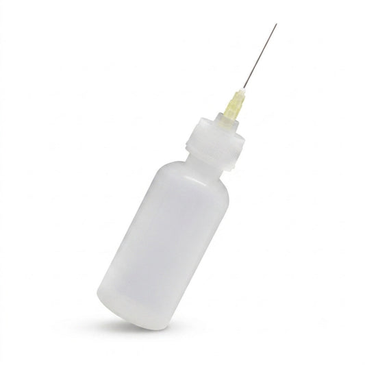 採用柔軟半透明塑膠製造的點膠樽，樽身印有清晰的 55ml 刻度，方便隨時查看助焊劑或洗板水的剩餘量。